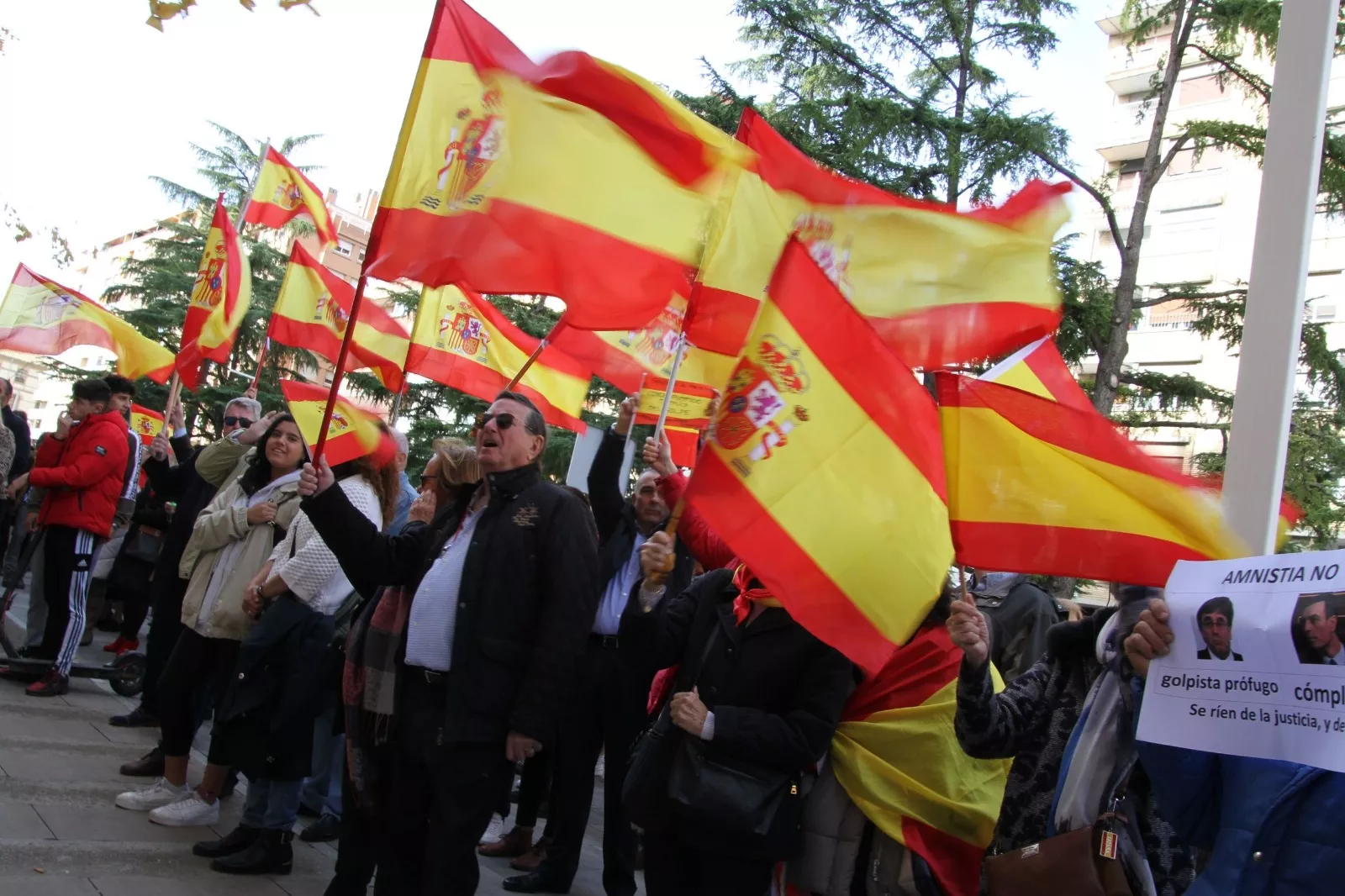 Concentración contra el acuerdo entre PSOE y Junts