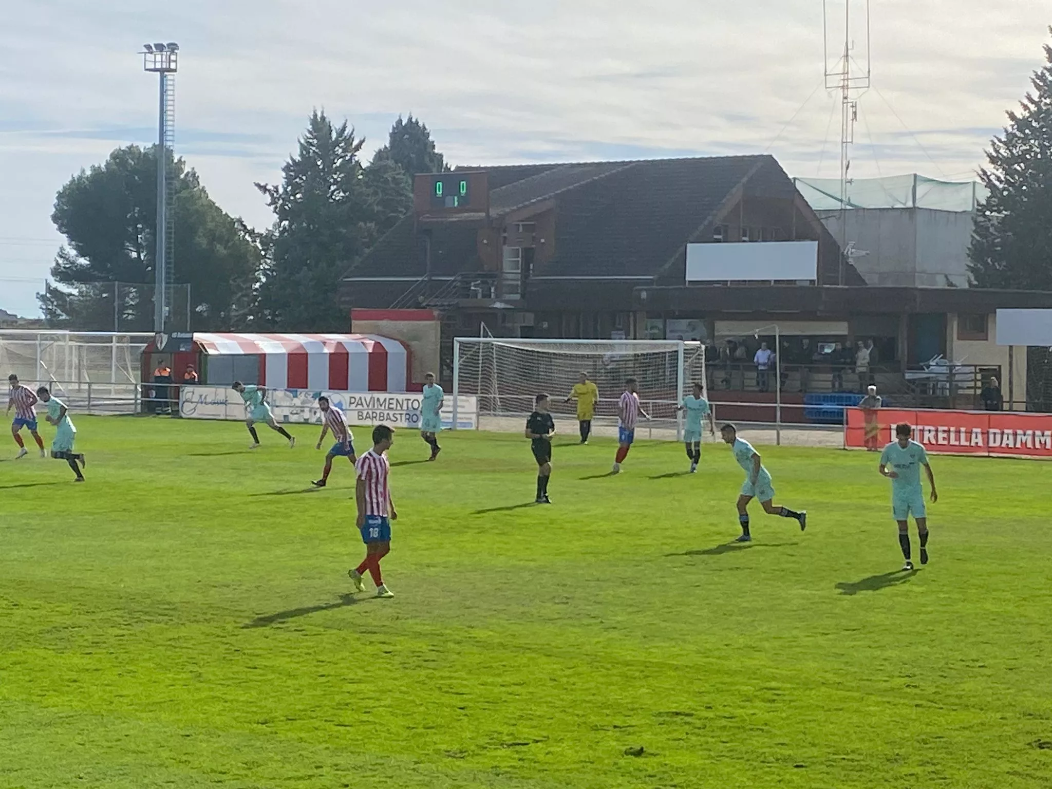 Un momento del Barbastro 0-0 Arenas Club en El Municipal. 