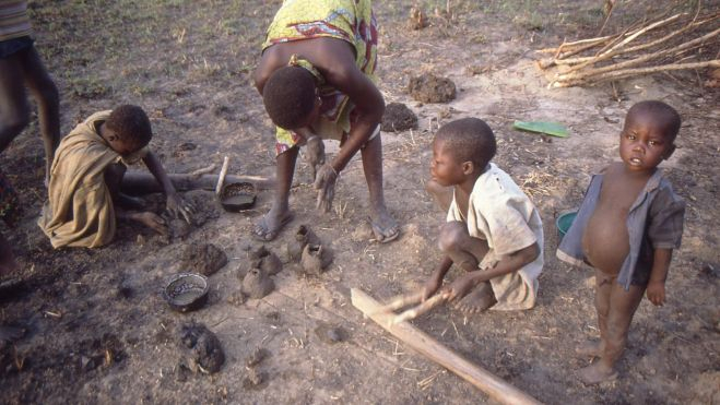 Congo 5. Familia buscando gusanos para comer (002)