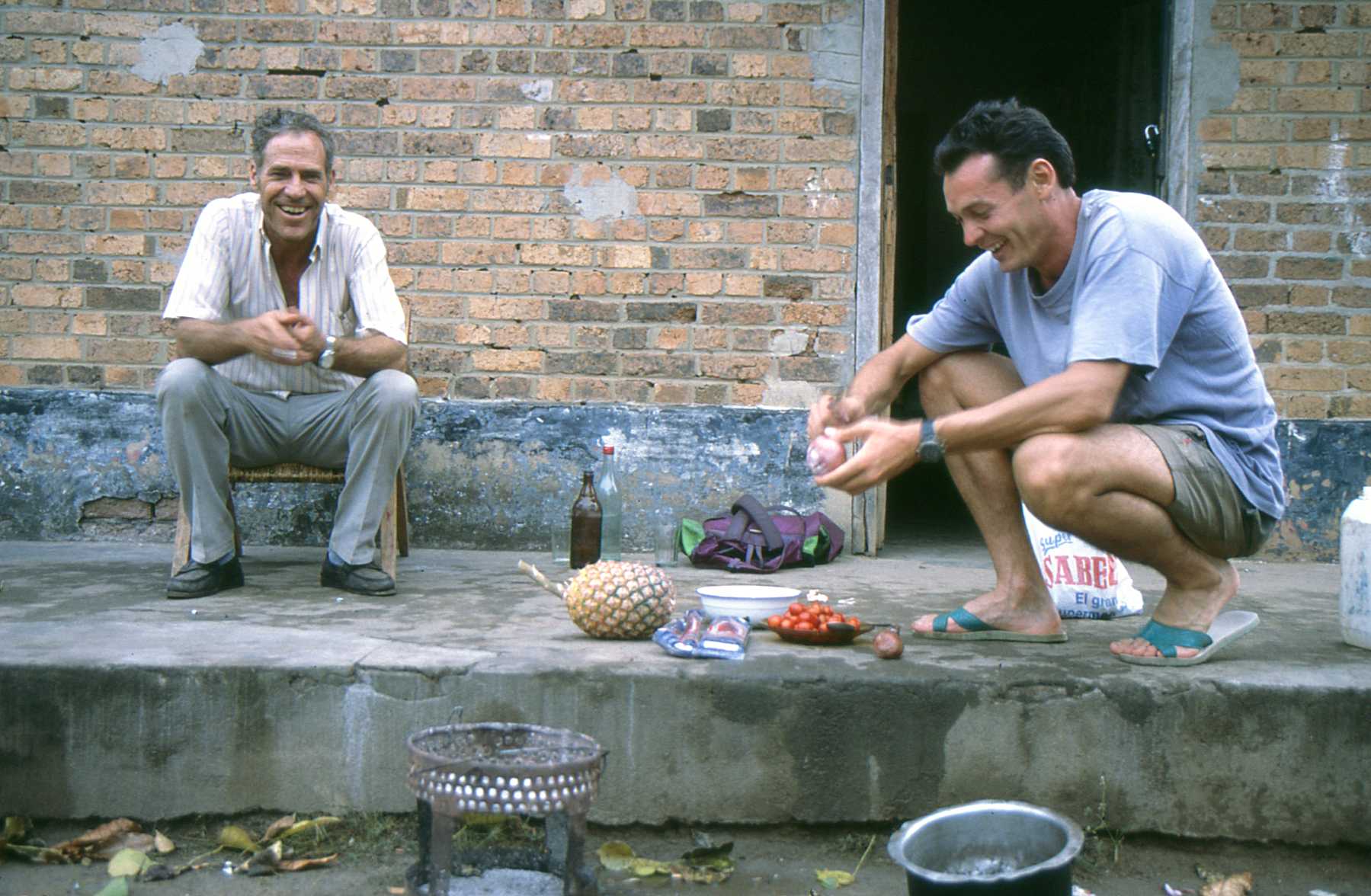 Preparando la cena con lo único que conseguí en el mercado