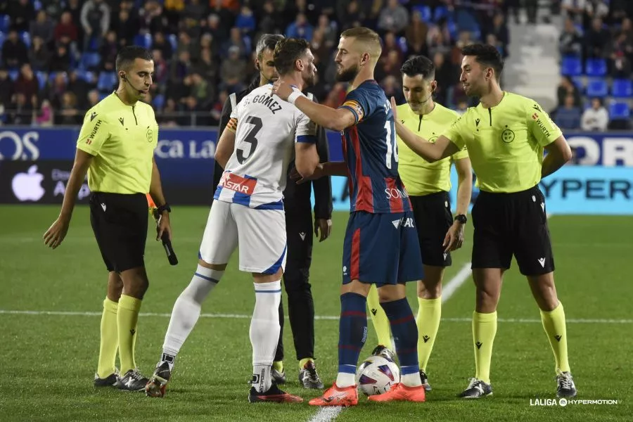 Pulido y Gómez con los árbitros