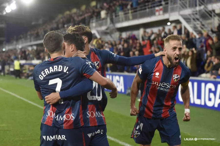 Los jugadores del Huesca celebran el gol de Vilarrasa ante el Espanyol. 