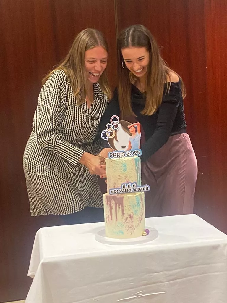 El "dulce homenaje" con una tarta en la cena que tuvo lugar el sábado.