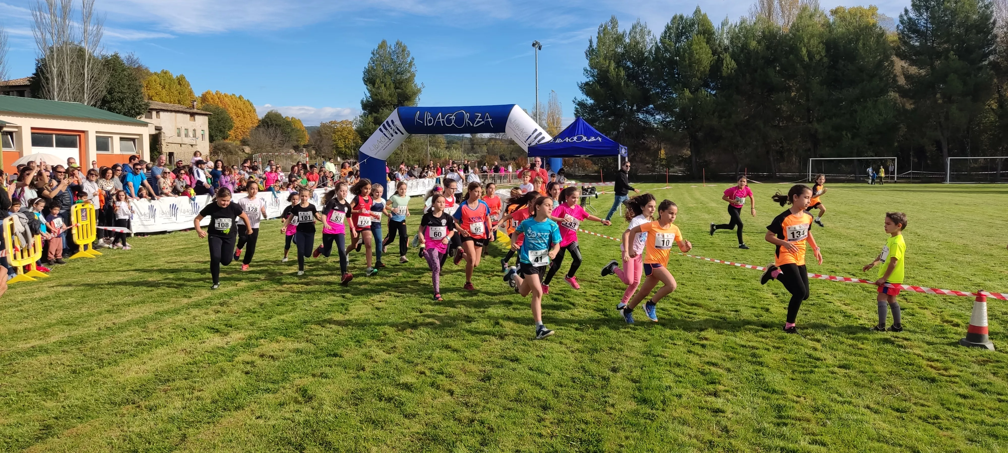 La participación escolar es lo más destacado.