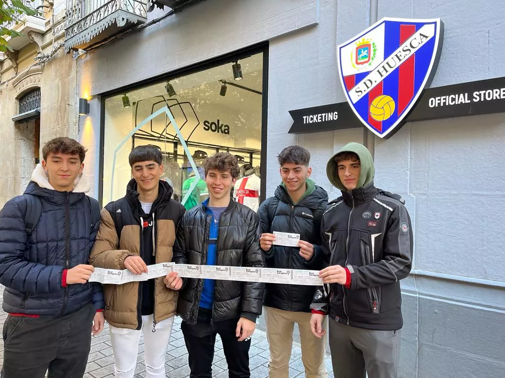 Foto de archivo de aficionados del Huesca retiran una entradas para un derbi en La Romareda. Foto: Adrián Mora
