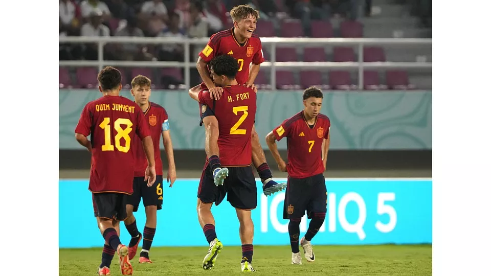Héctor Fort levanta a un compañero tras el gol de España ante Malí. Foto: RFEF