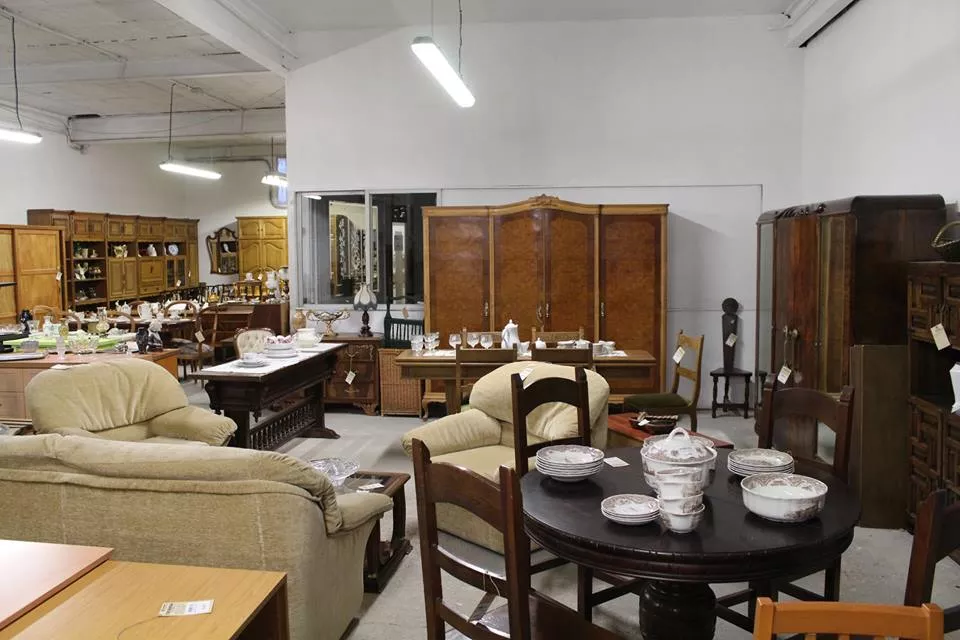 Interior de la tienda Trobada Muebles, que acoge el rastrillo de Carinsertas.