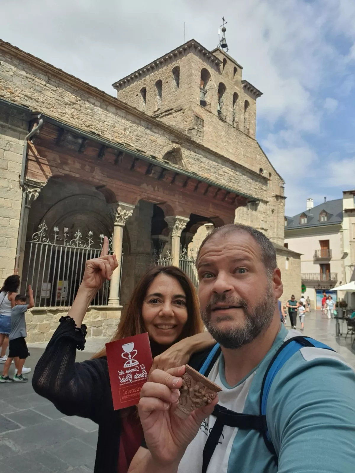 Cristina Monzón y Alejandro Martínez-Notte en la grabación de la serie que emite ya Netflix, con la Catedral de Jaca detrás.