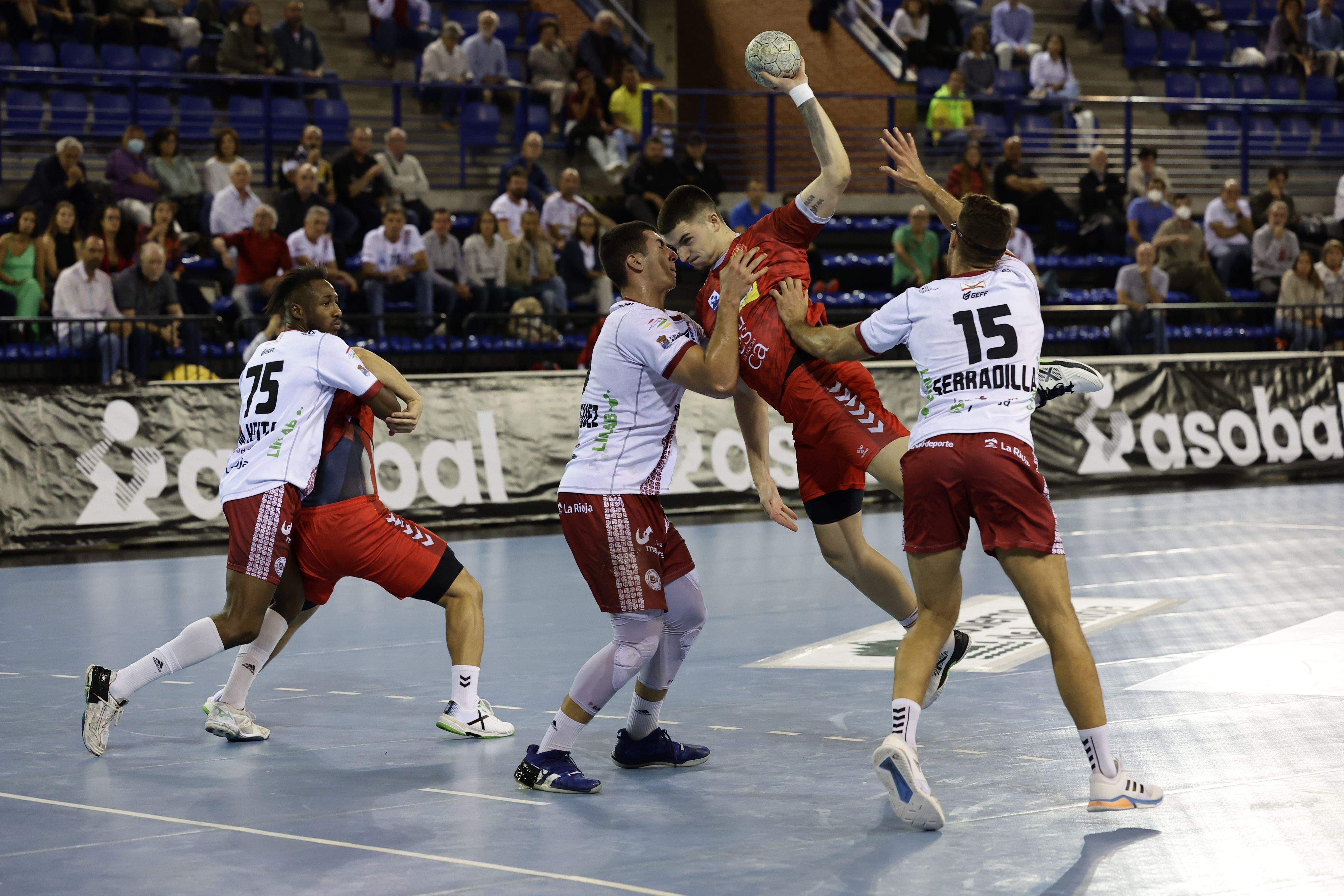 Un momento del partido entre Logroño y Bada Huesca. Foto: Fernando Alba Un momento del partido entre Logroño y Bada Huesca. Foto: Fernando Alba