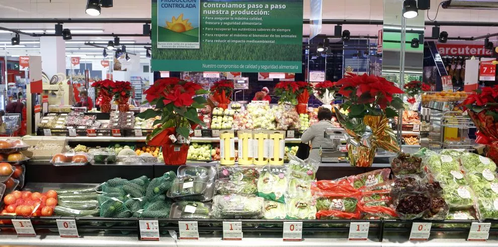 Puestos de frutas y verduras en un mercado. Puestos de frutas y verduras en un mercado. Los precios han crecido principalmente en alimentación