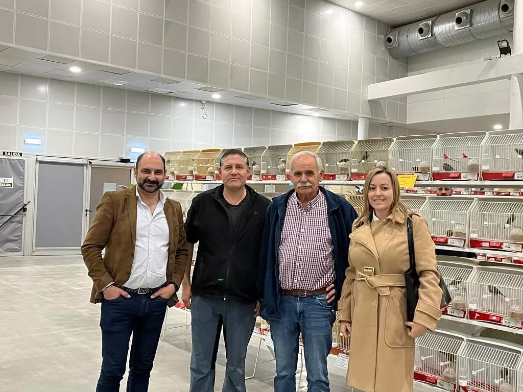 Fernando Torres y Pilar Abad, con los organizadores Alfonso Izquierdo y Ángel Laguarta, en el XXXV Concurso Exposición Ornitológico de Barbastro