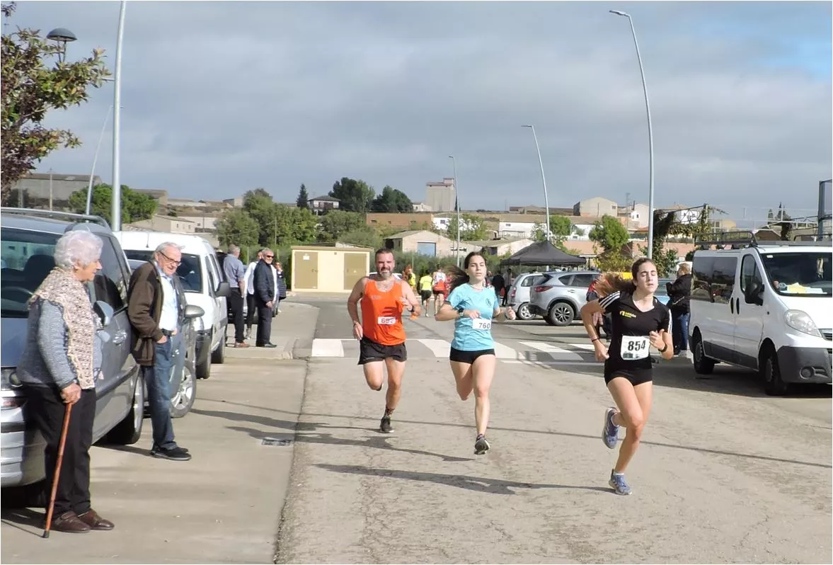 Laura, Lucía y Nestor Galindo disputando una prima