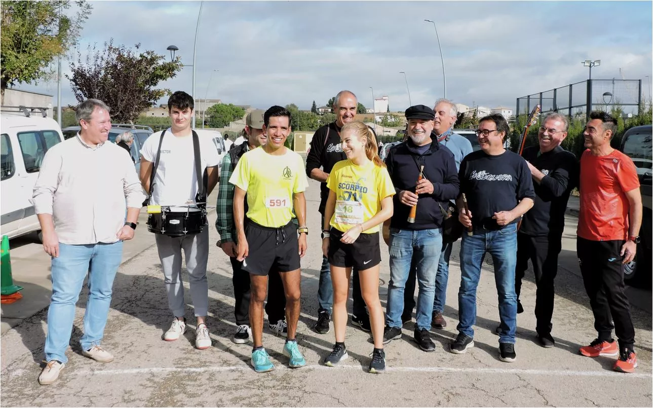 Los vencedores acompañados de los músicos y autoridades