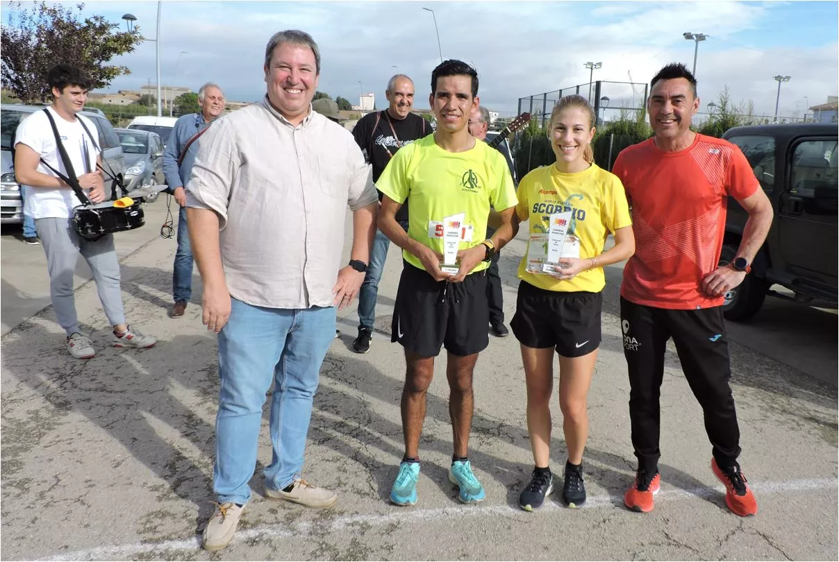 Entrega de trofeos. Vencedores con el alcalde y el concejal de deportes