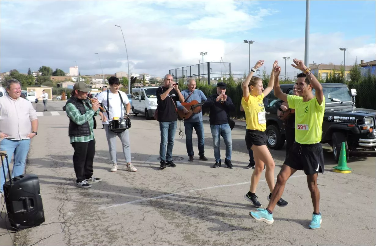 Isabel y Cristian bailando la jota de los campeones.