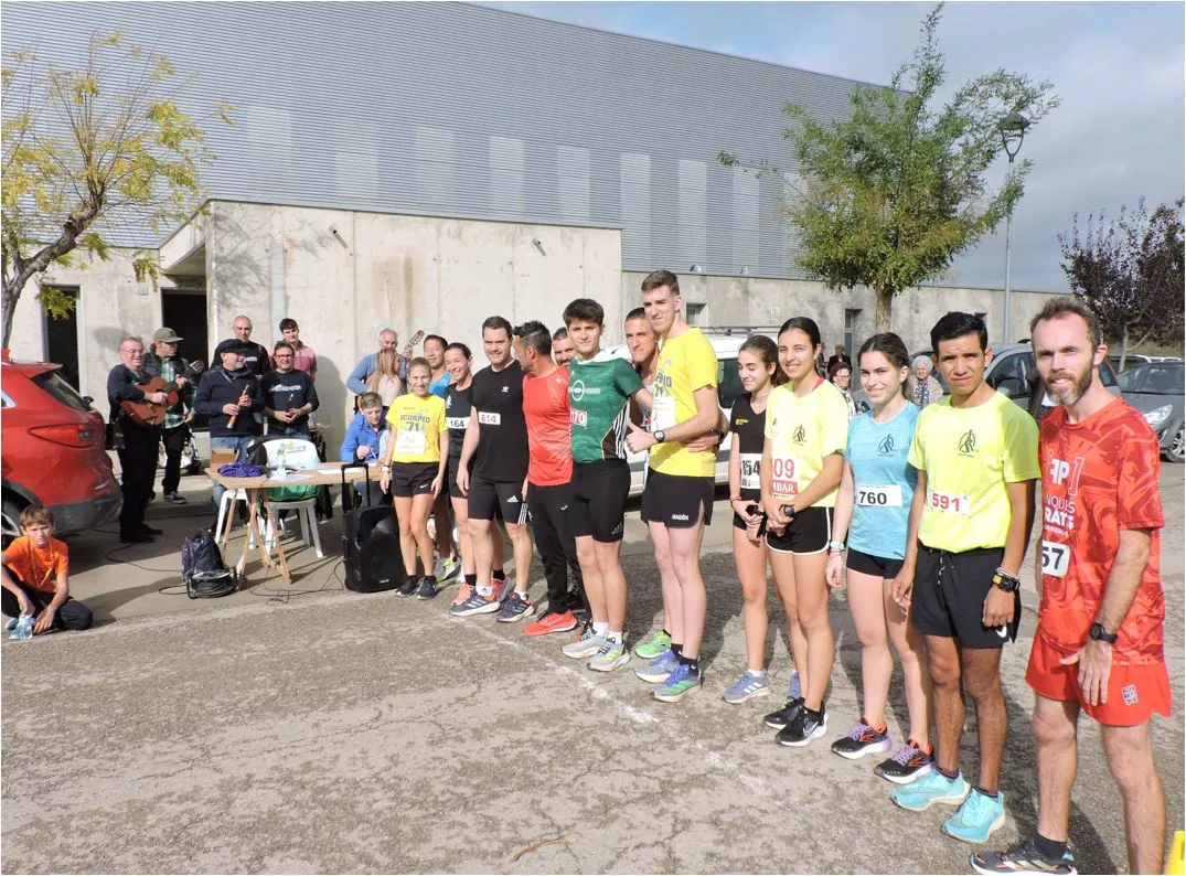 Los músicos preparados para dar la salida de la carrera absoluta