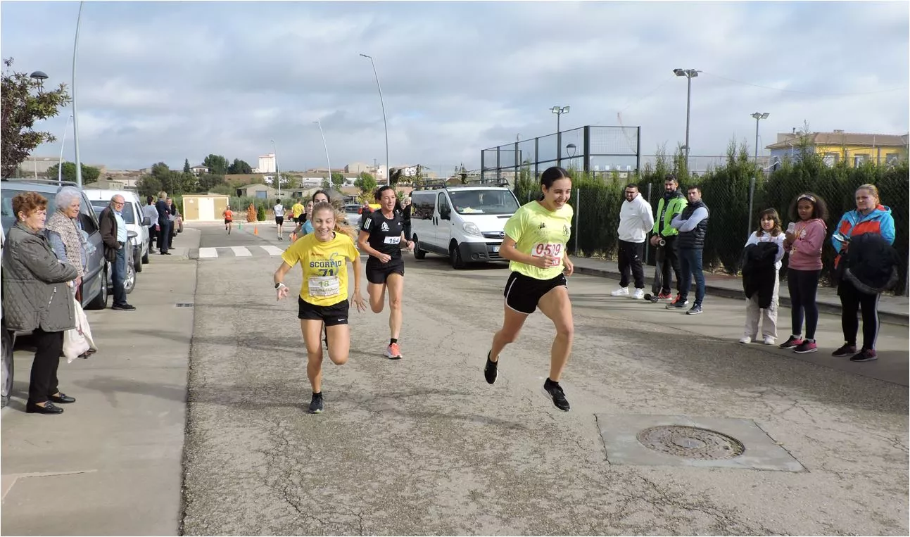 Isabel Linares Ani Buero y Julia Muñoz disputando la primera prima