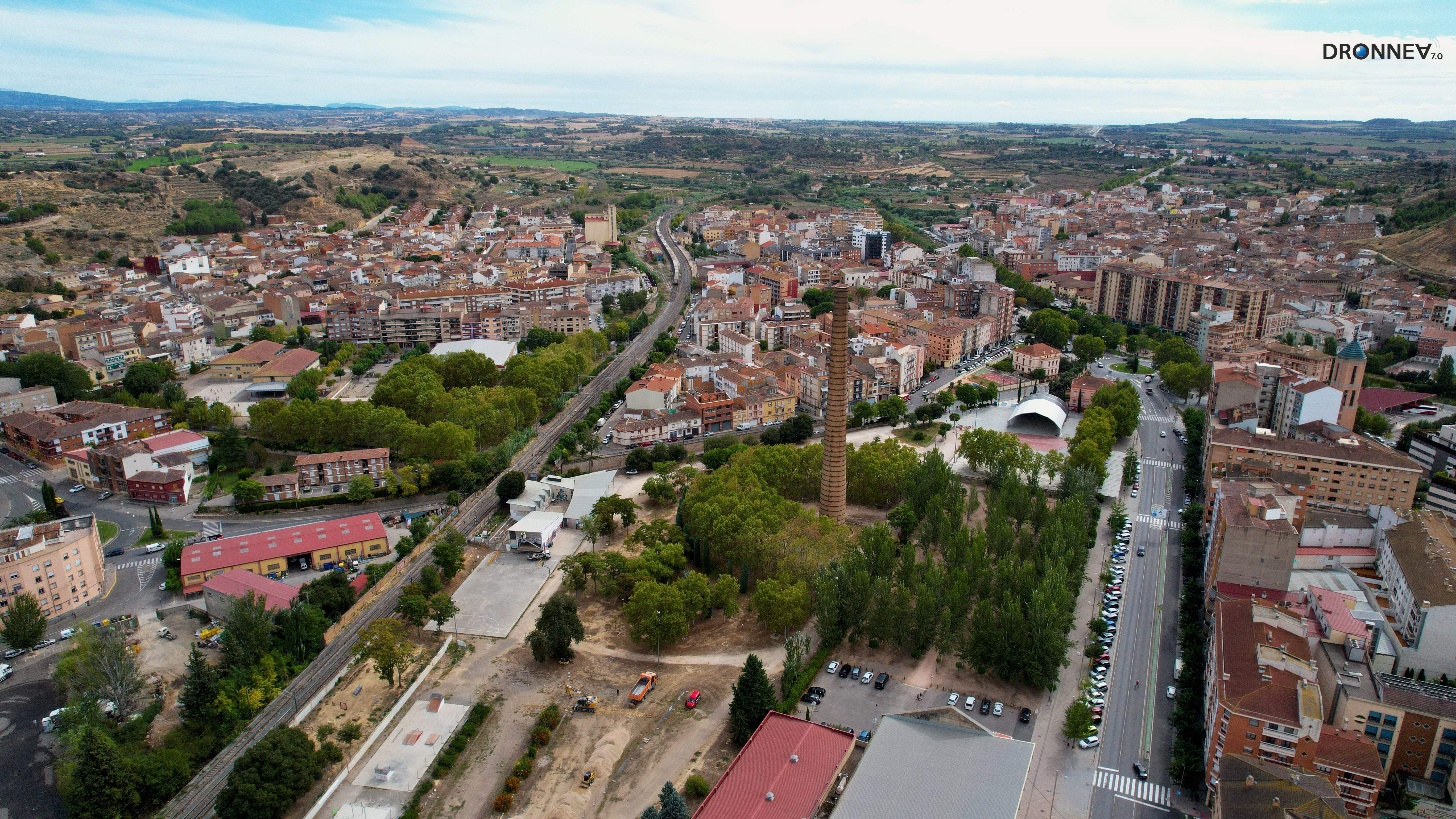 Un templo industrial: la Azucarera. Un monumento. El faro desde el que Monzón todo lo ve, todo lo coge y lo baja al suelo desde las alturas. Desde allí, hordas de trabajadores caminan cada día para hacer un Monzón más grande.