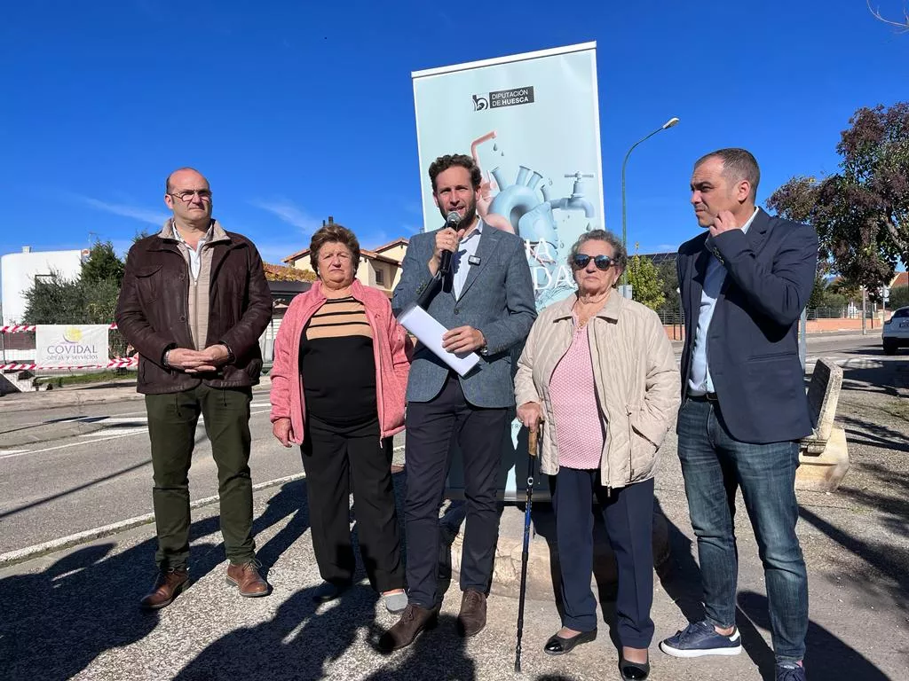 Claver y Sampériz, con Torres y las vecinas Josefina y María en la presentación del sistema que se ha probado en Chimillas.