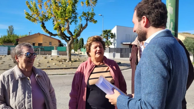 Las vecinas de Chimillas María y Josefina junto al Isaac Claver. Las vecinas de Chimillas María y Josefina junto al Isaac Claver.