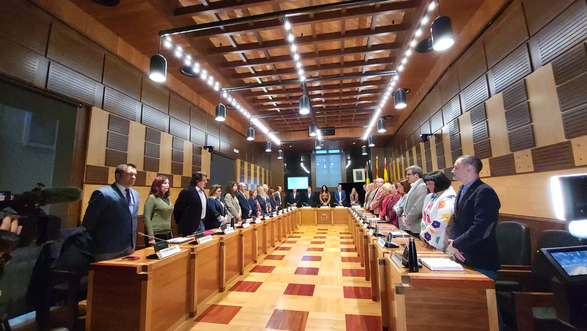 La corporación ha guardado un minuto de silencio antes del inicio del pleno. Foto Mercedes Manterola