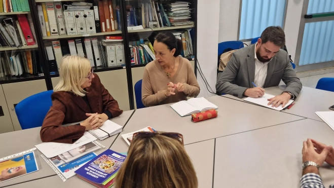 Nieves Doz y Carmen Susín, junto a responsables de la entidad y la consejería. Foto Myriam Martínez Nieves Doz y Carmen Susín, junto a responsables de la entidad y la consejería. Foto Myriam Martínez