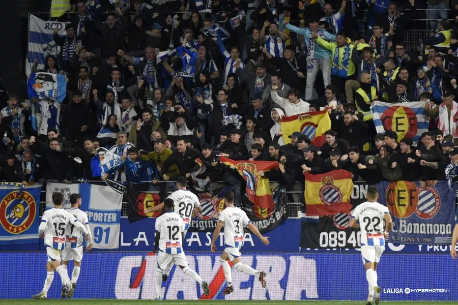 Los jugadores del Espanyol celebran el gol de penalti de Puado junto a su afición en El Alcoraz.
