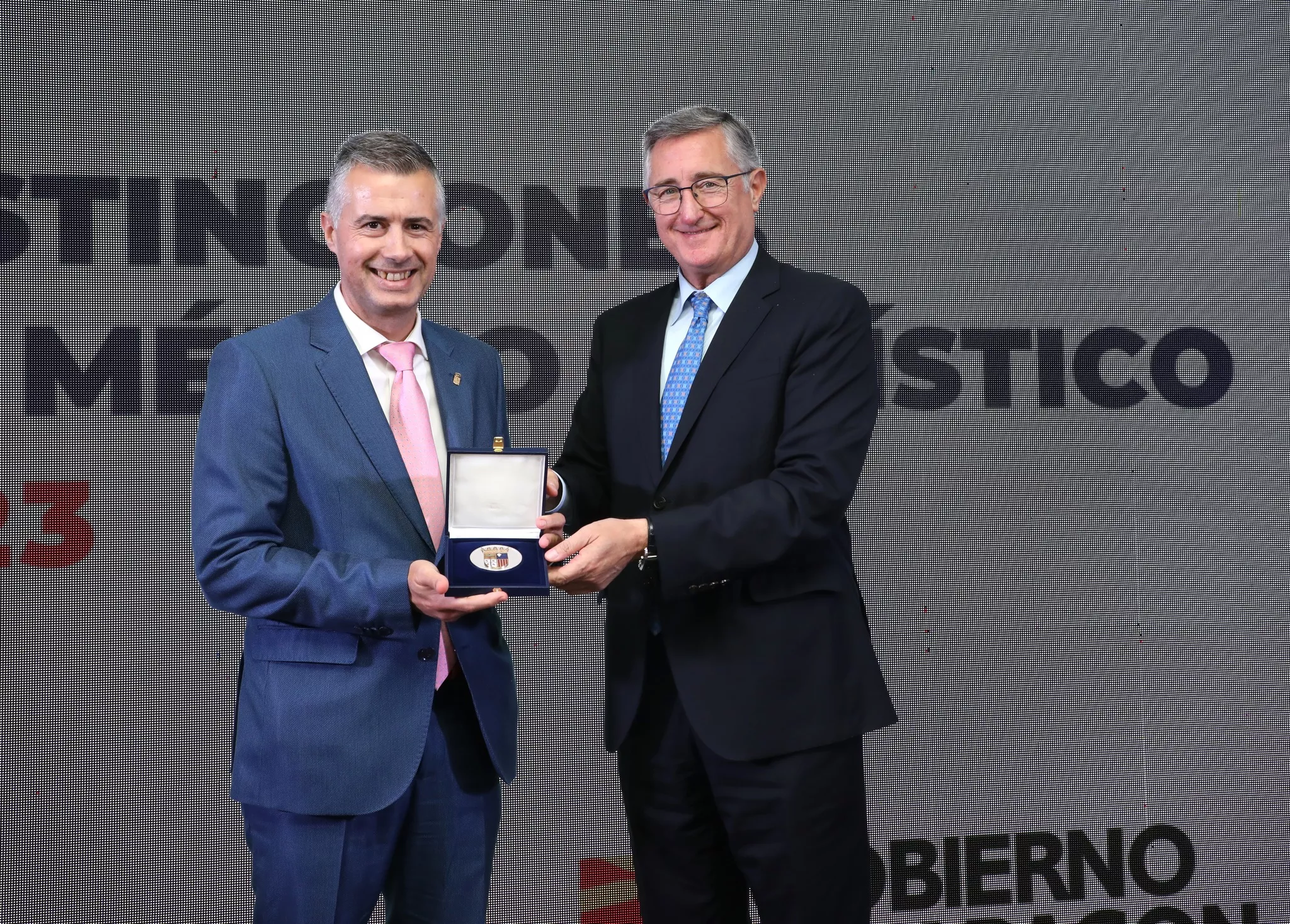 El alcalde de Jaca recibe la distinción de manos del consejero Blasco. 