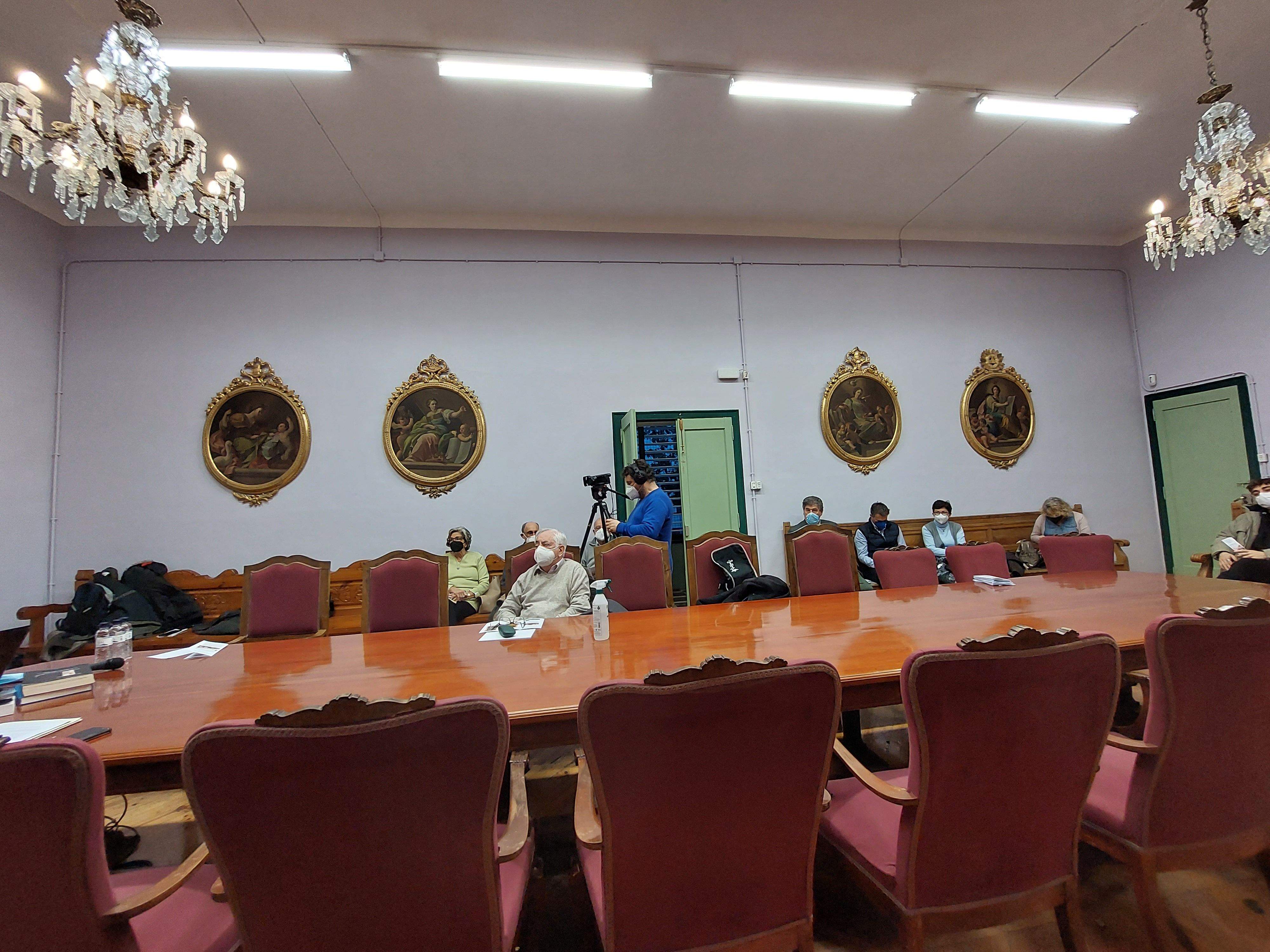 Cuadros del antiguo Claustro de la Sertoriana en el actual IES Ramón y Cajal Cuadros del antiguo Claustro de la Sertoriana en el actual IES Ramón y Cajal