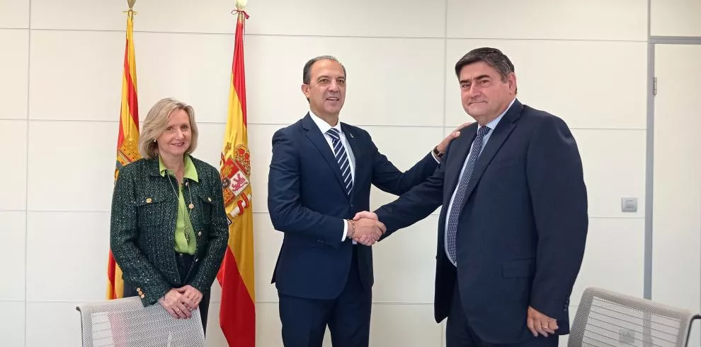 Saludo tras la firma de la modificación del contrato del transporte sanitario urgente