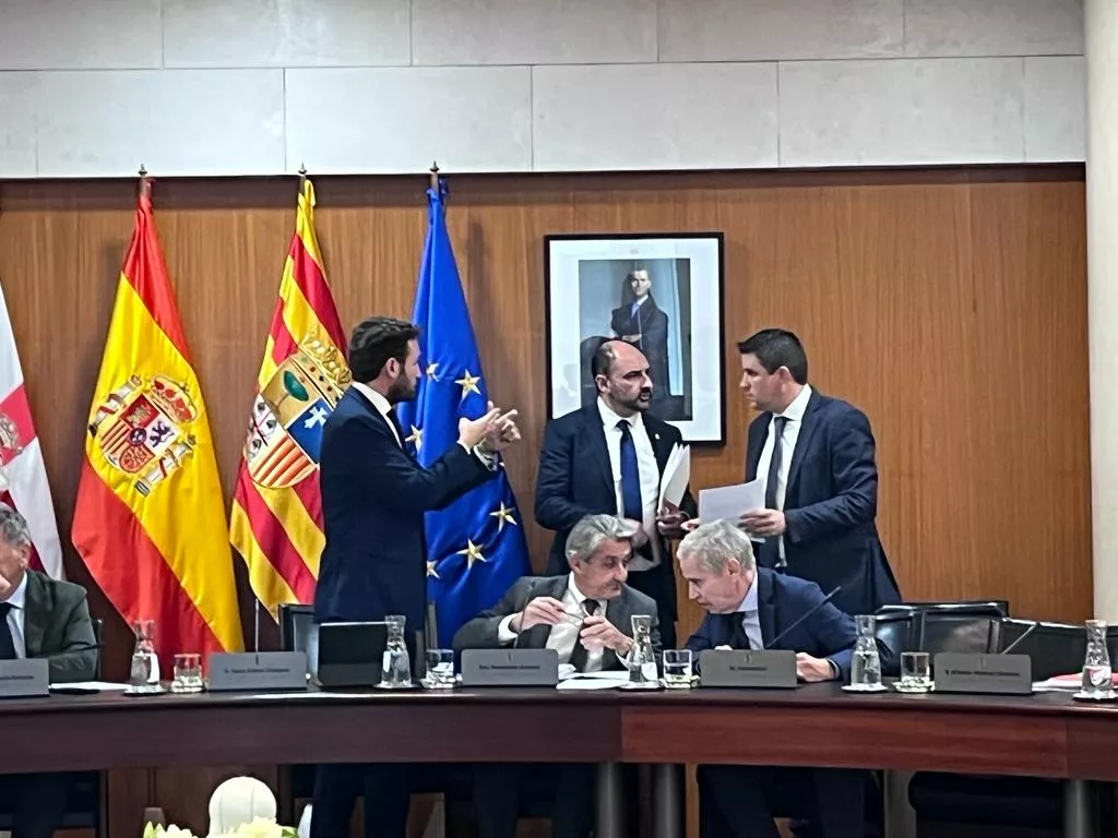 Isaac Claver, Fernando Torres y Antonio Biescas hablan antes del inicio de un pleno de la Diputación Provincial.