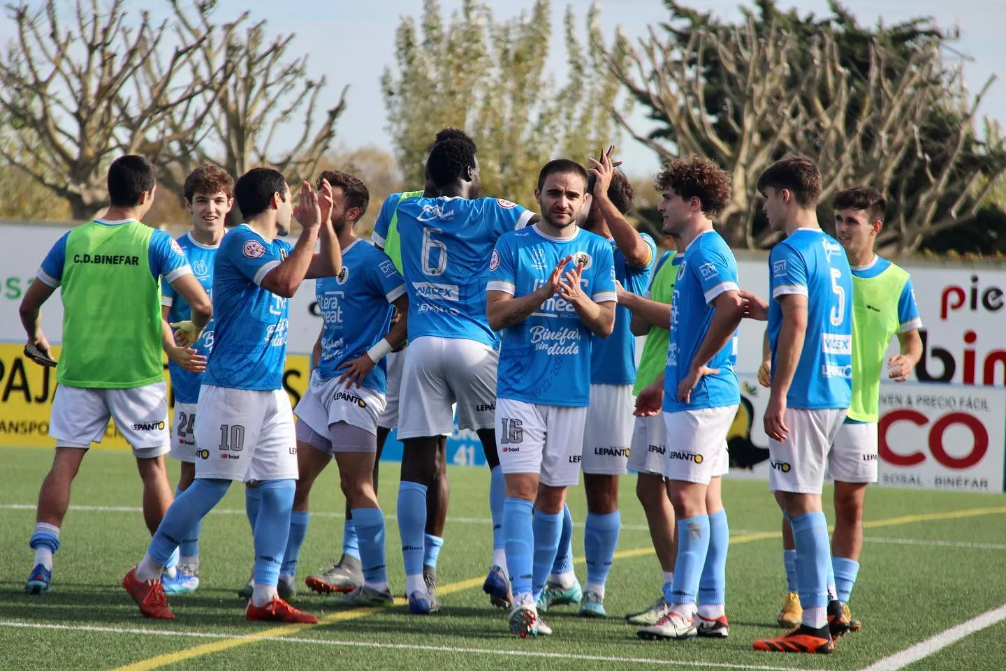 Los jugadores del Binéfar celebran el triunfo de la pasada semana ante el Huesca B.