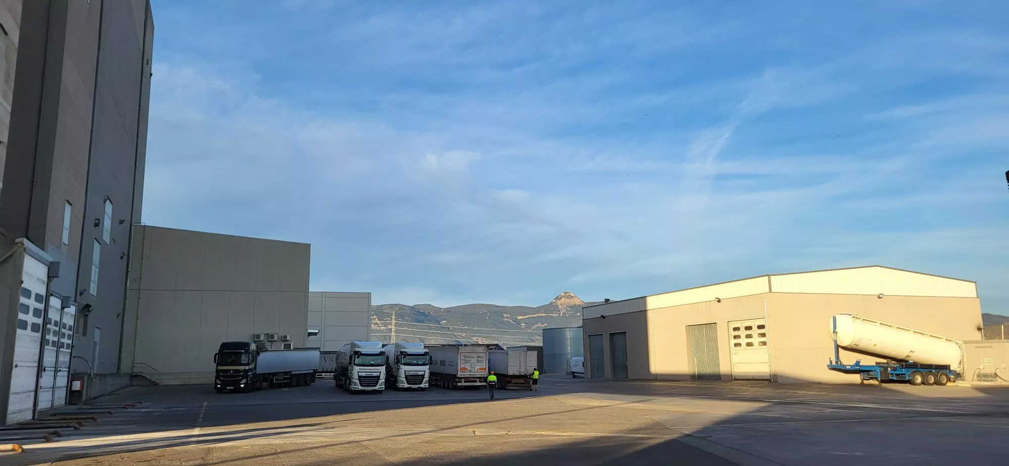 Reunión de Mar Vaquero en Harineras Villamayor con el Foro Huesca Empresarial