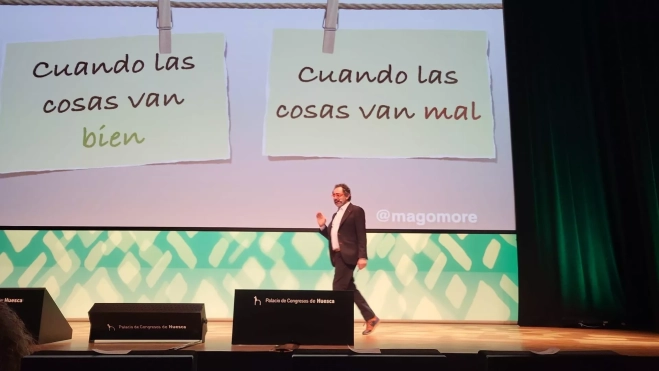 Mago More en un momento de su conferencia Mago More en un momento de su conferencia