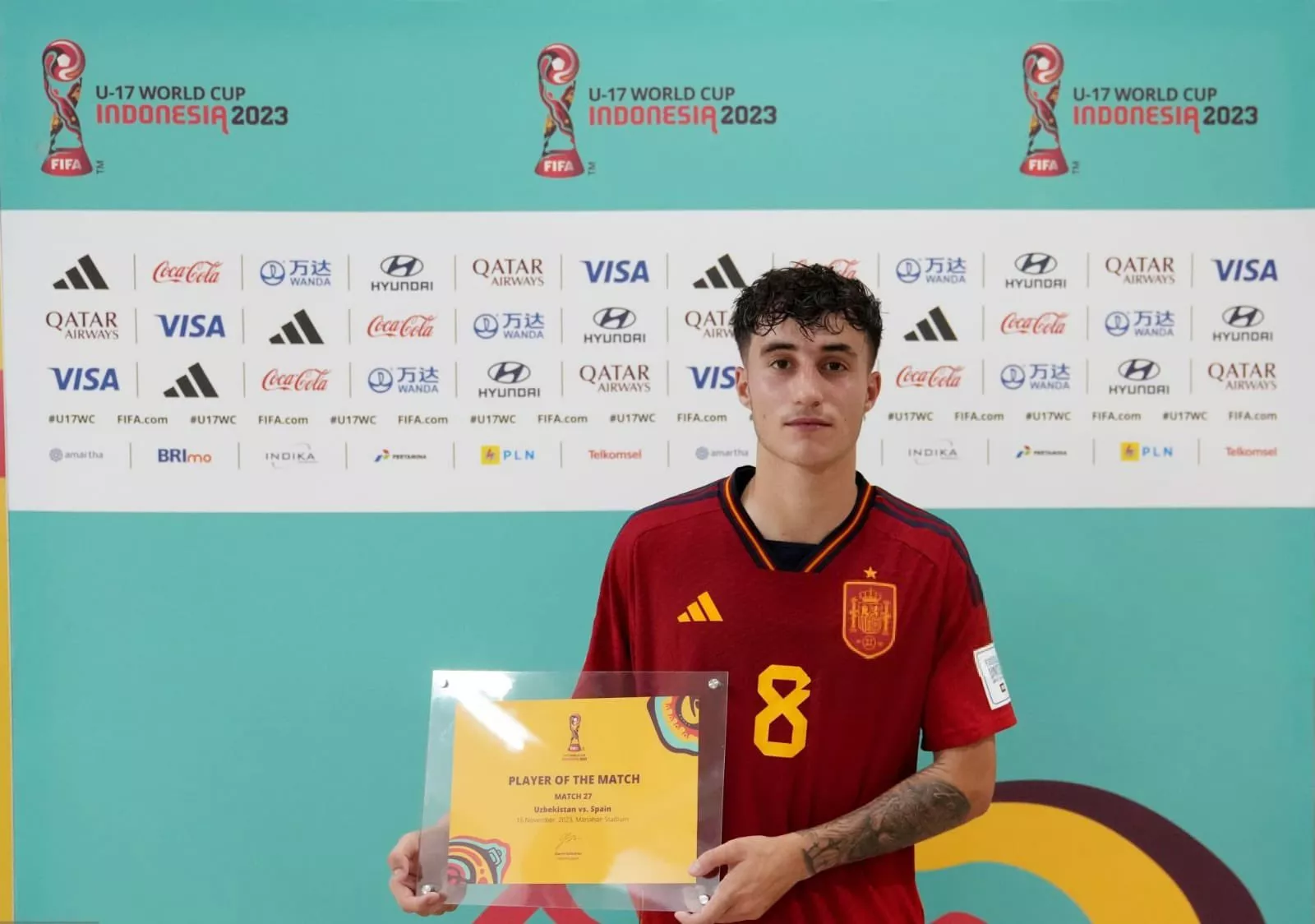 Roberto Martín, centrocampista montisonense del Real Madrid tras un partido con la selección española.