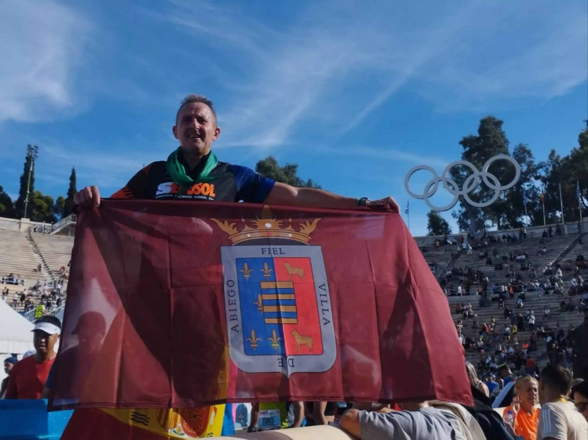 Domingo Mur, en Atenas, posa con la bandera de Abiego.