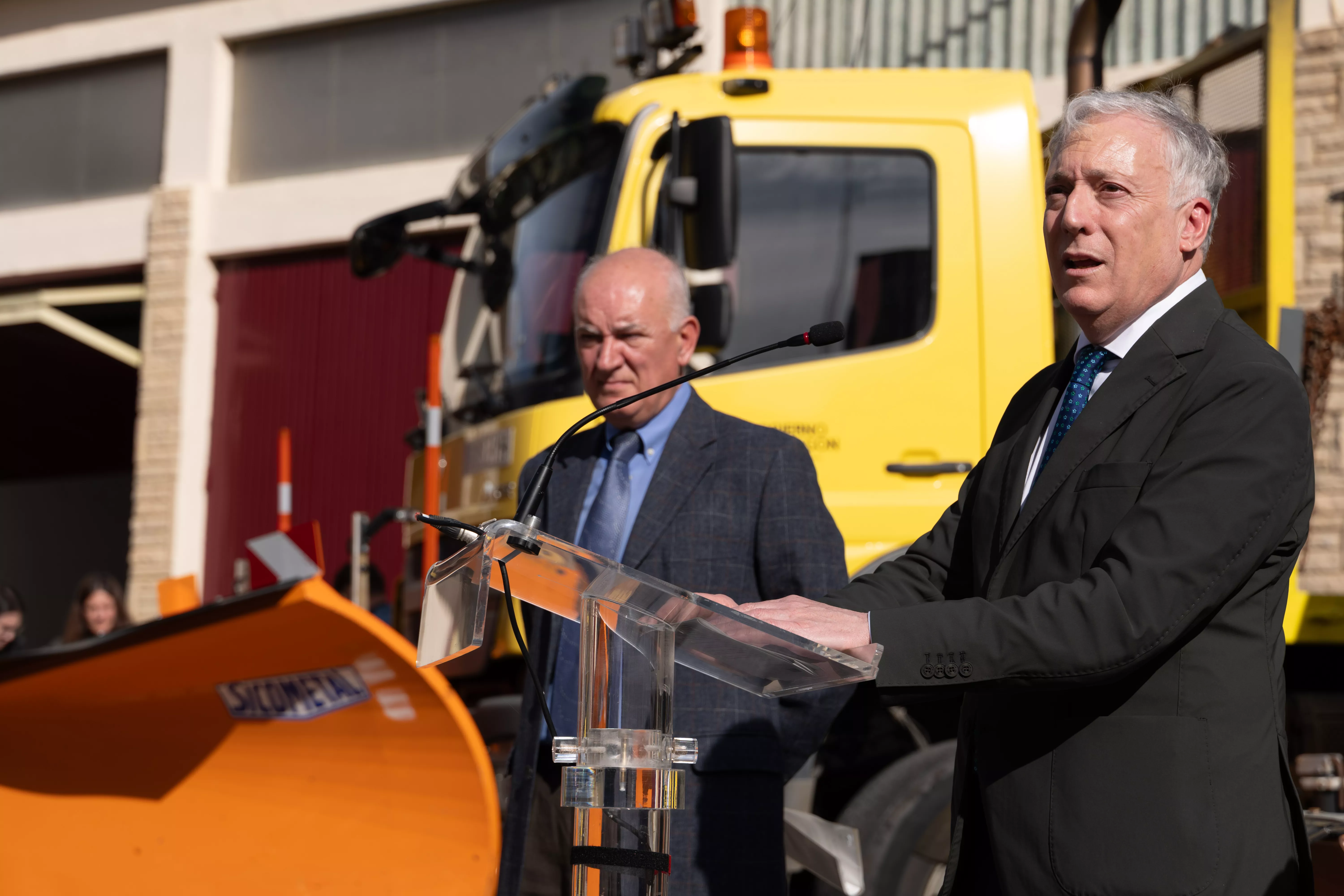 El consejero Octavio López y Miguel Ángel Arminio han presentado en Huesca el Plan de Vialidad Invernal, que cuenta con 55 quitanieves. 