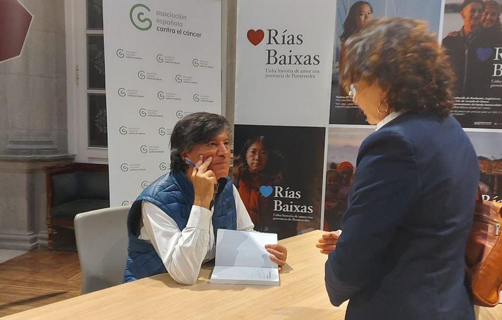 Carlos López-Otín, en el tour de la Asociación contra el Cáncer, a su paso por Pontevedra.