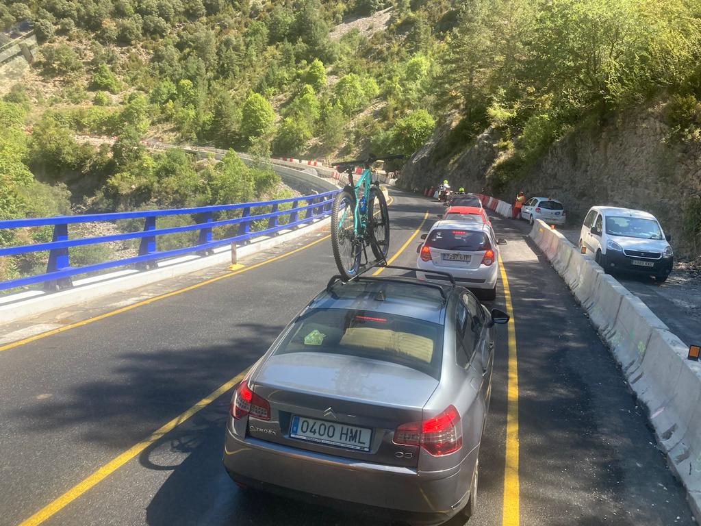 Colas por los cortes intermitentes en el congosto de Ventamillo