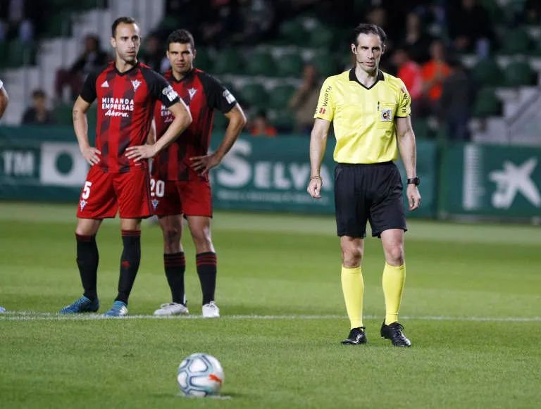 González Esteban, en un Elche-Mirandés, con los exazulgranas de fondo Urko Vera y Alexander González.