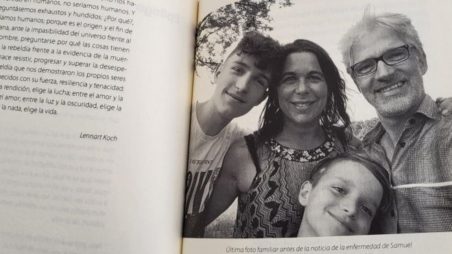 Samuel, con sus padres y su hermano.
