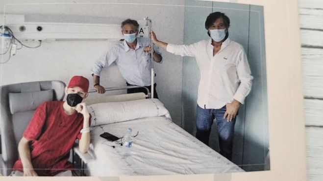 Samu en el hospital, con Carlos López-Otín