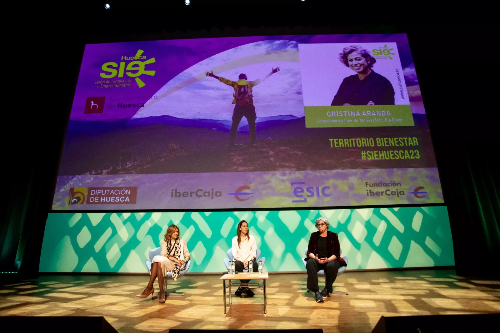 Mesa redonda con Esther Burges, Beatriz Crespo y Cristina Aranda.  Foto Lolo Francos