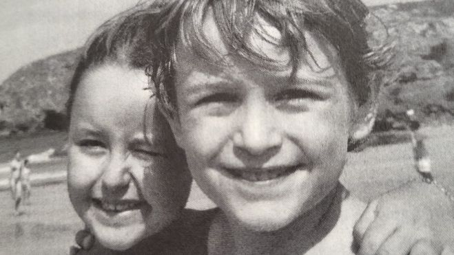 Samu, de pequeño con una amiga