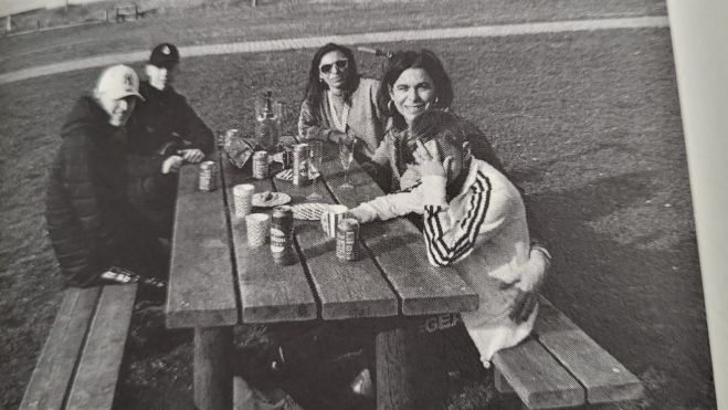 Samuel, con su familia y un amigo