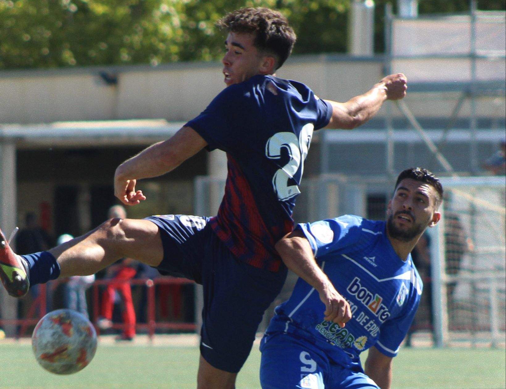 Escario disputa un balón en el partido ante el Épila. Foto: @SDHuescaB