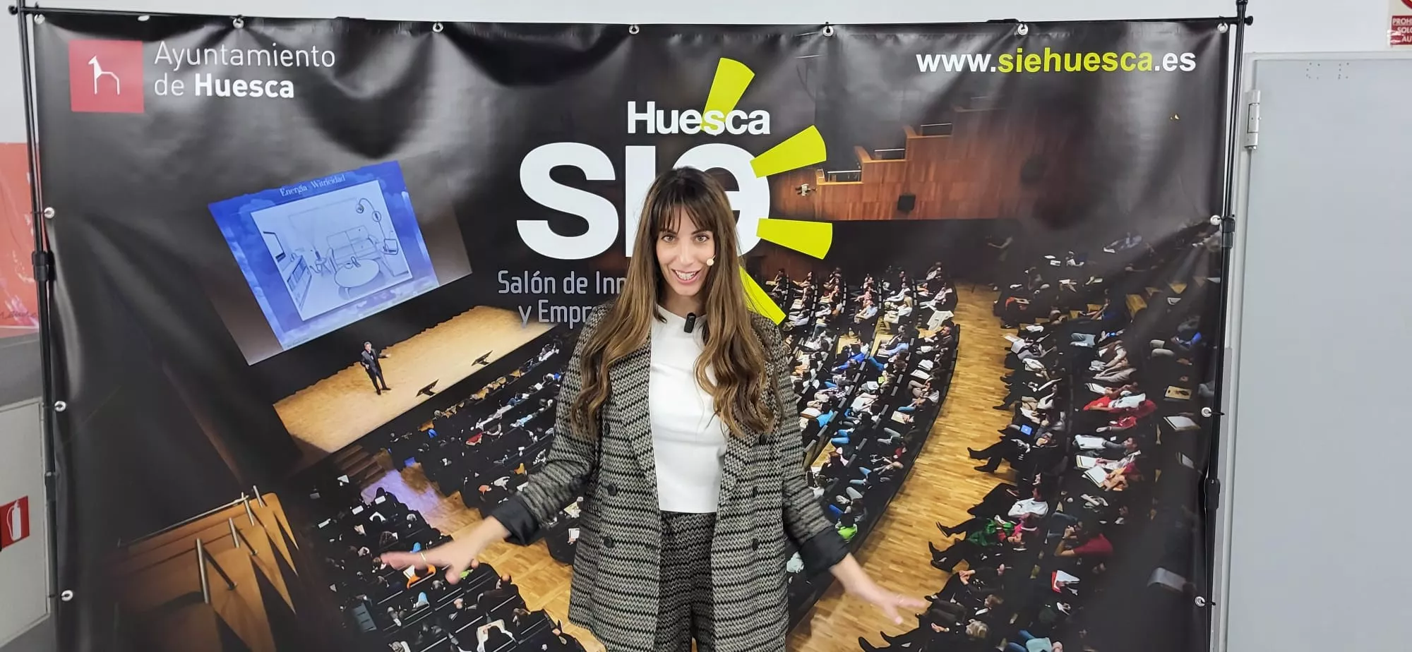 Almudena Cid, con la imagen del SIE detrás