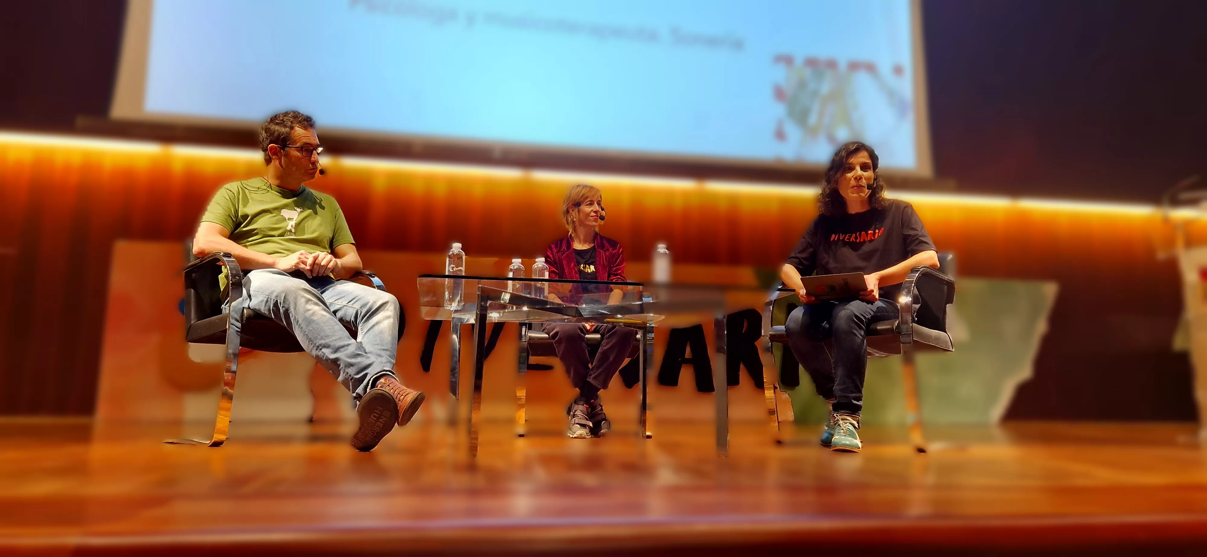 mesa de experiencias de Diversario con Violeta Fatás, Manel Anoro y Elvira Martín. Foto Myriam Martínez