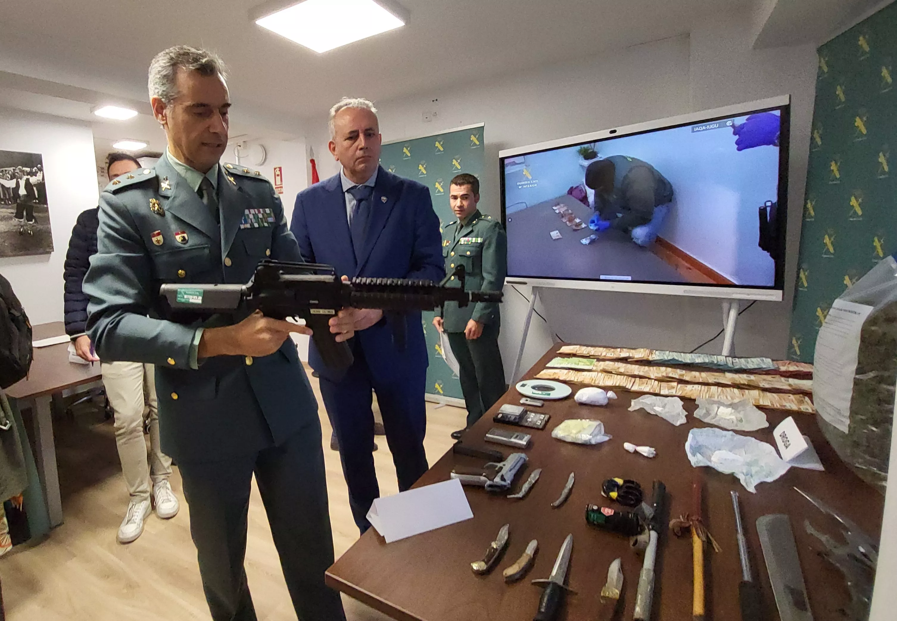 Pulido, junto a Carlos Campo y Óscar Vergara, muestra el arma simulada hallada durante la operación para desmantelar a una organización criminal.