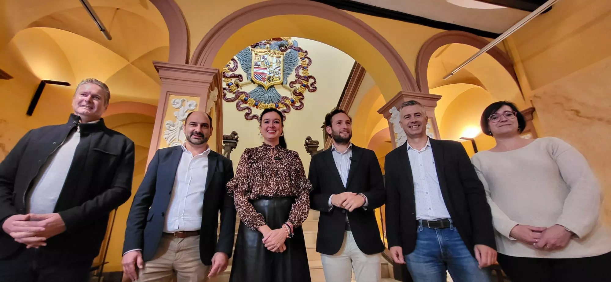 Ignacio Gramún, Fernando Torres, Lorena Orduna, Isaac Claver, Carlos Serrano y Patricia Rivera, con el escudo imperial del Colegio Santiago de Huesca